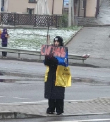 В Острозі молодь під снігом провела акцію нагадування про полонених українських військових