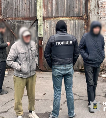 На Дніпропетровщині у магазини та кафе постачали контрафактний алкоголь на мільйони гривень