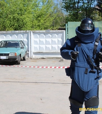 У Луцьку в дворі багатоповерхівки знайшли предмет, схожий на вибухівку. Працюють вибухотехніки