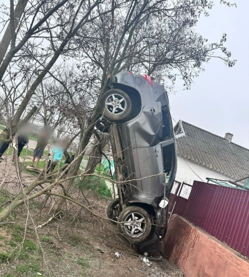 На Миколаївщині у карколомній ДТП постраждали п’яний водій та двоє його пасажирів. ФОТО