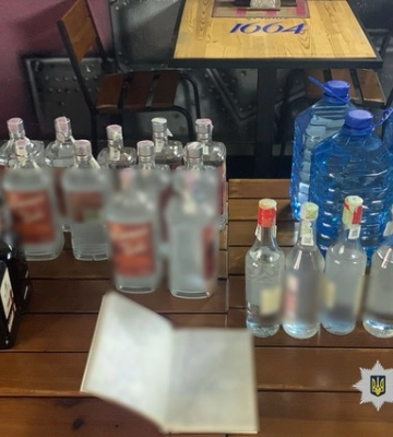 На Дніпропетровщині у магазини та кафе постачали контрафактний алкоголь на мільйони гривень