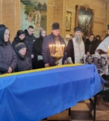 Острог по квітах і снігу провів в останню дорогу 21-річного військового Максима Казмірчука