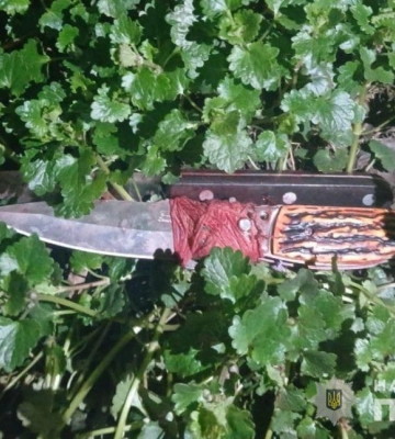 Побив літню жертву пляшкою та стільцем і кілька разів вдарив ножем: на Закарпатті затримано молодика (ФОТО)