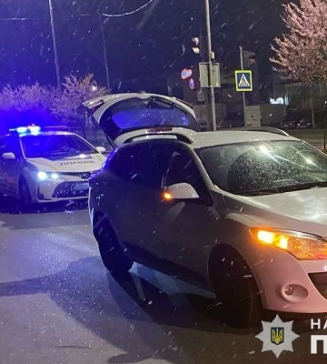 На Львівщині легковик вилетів у кювет та врізався у дерево: дві дівчини у реанімації. ФОТО