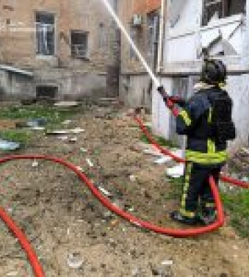 Рятувальники Херсону ліквідували пожежу багатоквартирного будинку після обстрілу
