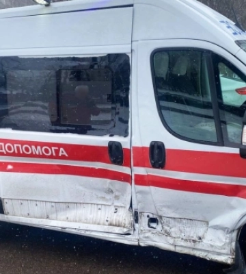 Везла однорічну дитину: легковик у Рівному врізався у карету швидкої