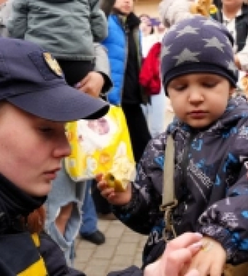 На вокзал Мукачева прибули евакуйовані з Дніпропетровщини мами з дітьми