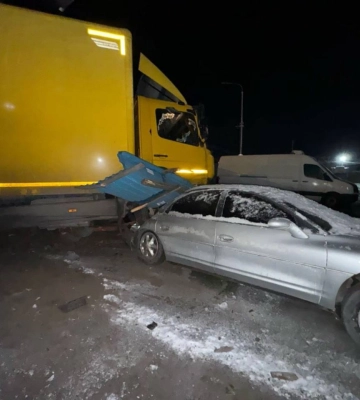 У Луцьку вантажівка знесла паркан і зачепила авто