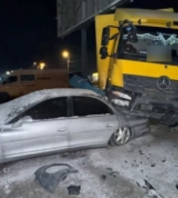 У Луцьку вантажівка знесла паркан і зачепила авто