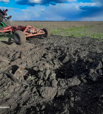 В Николаевской области на заминированном поле взорвался трактор. Фото