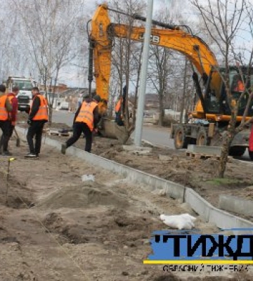 У Тростянці добудовують дорогу з безбар`єрним маршрутом
