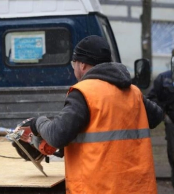 Комунальники Дніпра продовжуть ліквідовувати наслідки ворожої атаки