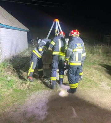 На Житомирщині бійці ДСНС врятували чоловівка, який впав у глибоку криницю. ФОТО