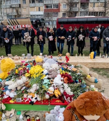 Іноземні дипломати вшанували памʼять загиблих дітей у Кривому Розі 