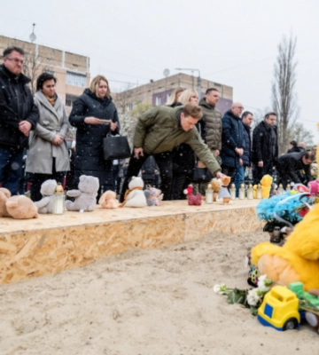Іноземні дипломати вшанували памʼять загиблих дітей в Кривому Розі