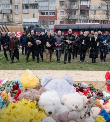 Удар по Кривому Рогу 4 квітня: 32 дипломати країн-партнерів відвідали місце воєнного злочину РФ