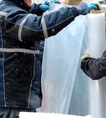 Величезна вирва посеред подвір’я, будинки без дахів і вікон: наслідки ворожої атаки у приватному секторі Дніпра