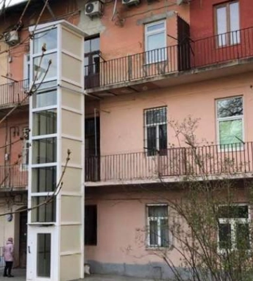 Во Львове к дому достроили внешний лифт: как это выглядит