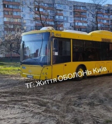 Тролейбус-«заблуканець» влаштував рейс газонами Виноградаря (відео)