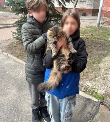 У Чернігові поліцейський офіцер врятував котика, замкненого у підвалі