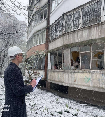 Величезна вирва посеред подвір’я, будинки без дахів і вікон: наслідки ворожої атаки у приватному секторі Дніпра