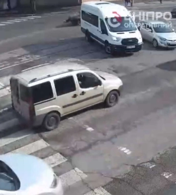 У Дніпрі на Богдана Хмельницького Ford Fiesta &quot;влетів&quot; у Mitsubishi, є постраждала: відео
