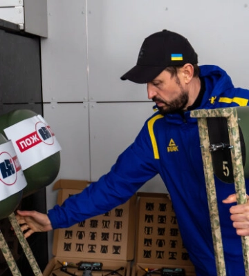 Валерий Дубиль, Вита Присяжнюк и команда БФ молодежной инициативы Надежда передали спецтехнику ГУР