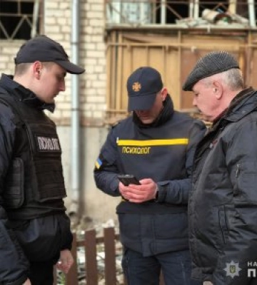Постраждали люди, пошкоджені будівлі та авто: поліцейські фіксують наслідки ворожих ударів дронами по Миколаєву