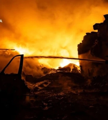 Внаслідок нічної атаки ворога на столицю постраждали троє людей