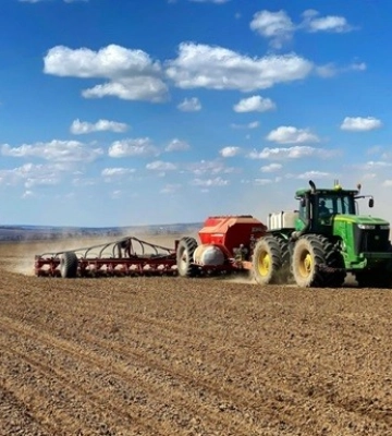 Аграрії Кіровоградщини продовжують посівну кампанію Аграрії Кіровоградщини продовжують посівну кампанію