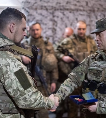 Сирський нагородив черкащанина “Золотим хрестом”