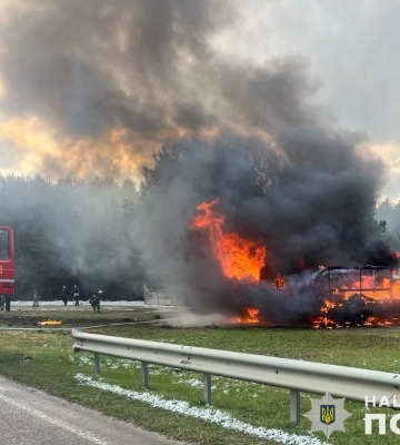 В автокатастрофі на Львівщині спалахнули автомобілі, є семеро постраждалих
