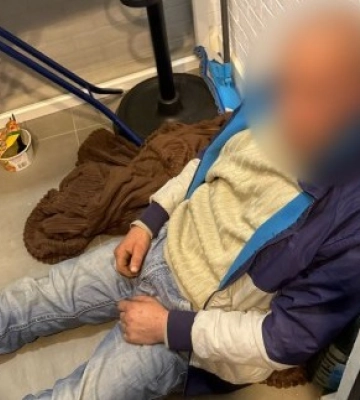 На Одещині троє молодиків жорстоко знущалися та утримували чоловіка у неволі, вимагаючи неіснуючий борг