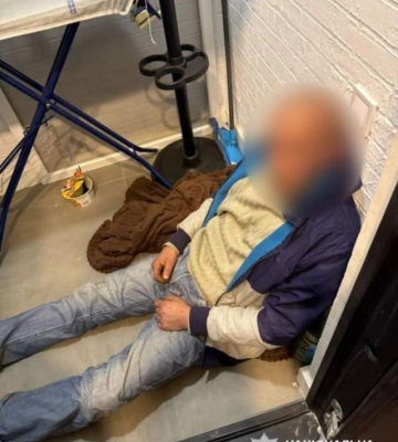 На Одещині троє молодиків жорстоко знущалися та утримували чоловіка у неволі, вимагаючи неіснуючий борг