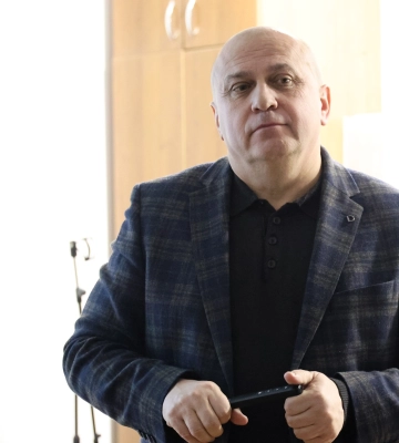 Головний лікар Рівненського онкоцентру з дружиною купили собі по «Лексусу»
