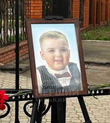 У Кривому Розі прощаються з дідусем Сергієм та онукою Аріною, які загинули на дитмайданчику