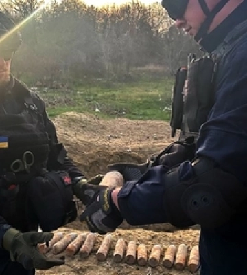 Металошукач не вщухав: на Волині найшли цілий склад снарядів 