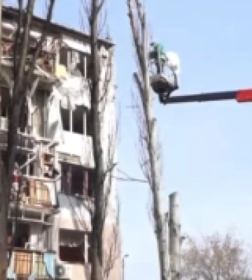 У Миколаєві комунальні служби ліквідують наслідки ворожого обстрілу