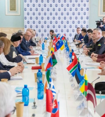 Кличко обговорив з дипломатами 38 країн подальшу допомогу Україні та інвестиції у країну