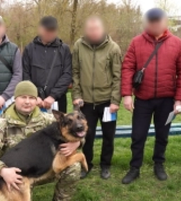 На Полтавщині кінологи та психологи провели сеанс каністерапії для поранених захисників