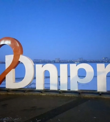 Росія ракетою атакувала Дніпро: виникла масштабна пожежа, є руйнування, загинула людина
