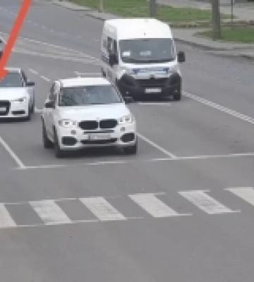 Камери зафіксували водіїв, які ганяють Луцьком на червоне світло