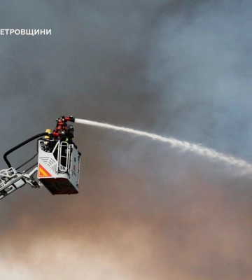 Величезна пожежа через атаку: комунальники Дніпра допомагають рятувальникам