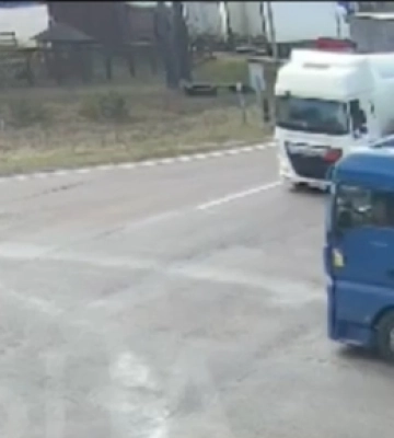 У Луцьку через горе-водія ледве не зіткнулися дві вантажівки (відео)