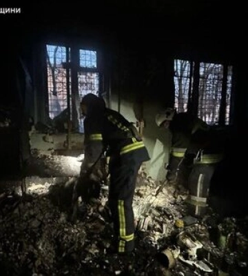 Одна людина загинула, п`ятеро поранені внаслідок потрапляння ворожого дрона у багатоповерхівку у Житомирському районі. ВІДЕО