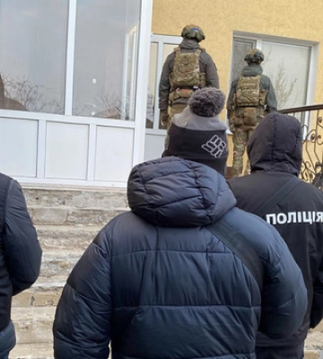 Правоохоронці викрили схему переправлення чоловіків за кордон за участі посадовця ТЦК