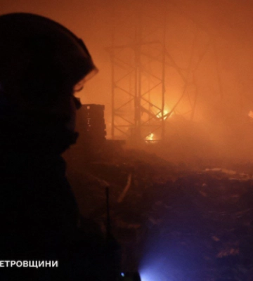 Рятувальники загасили пожежу після російського вчорашнього удару по Дніпру
