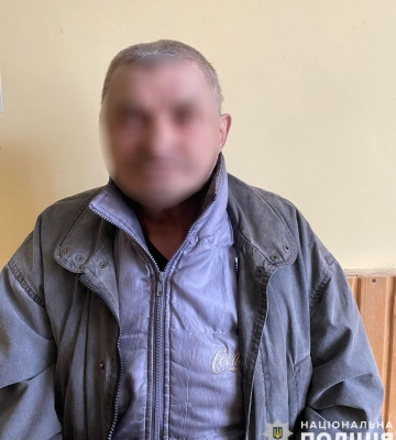 В Ивано-Франковске мужчина укусил работника ТЦК за раненую ногу