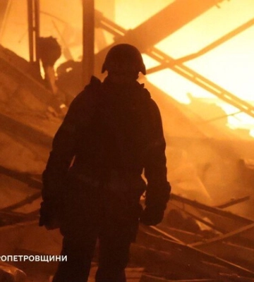 Масштабный пожар после ракетного удара в Днепре: 1 погибший, 9 пострадавших