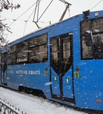 У Миколаєві через сніг та хуртовину ускладнений рух електротранспорту